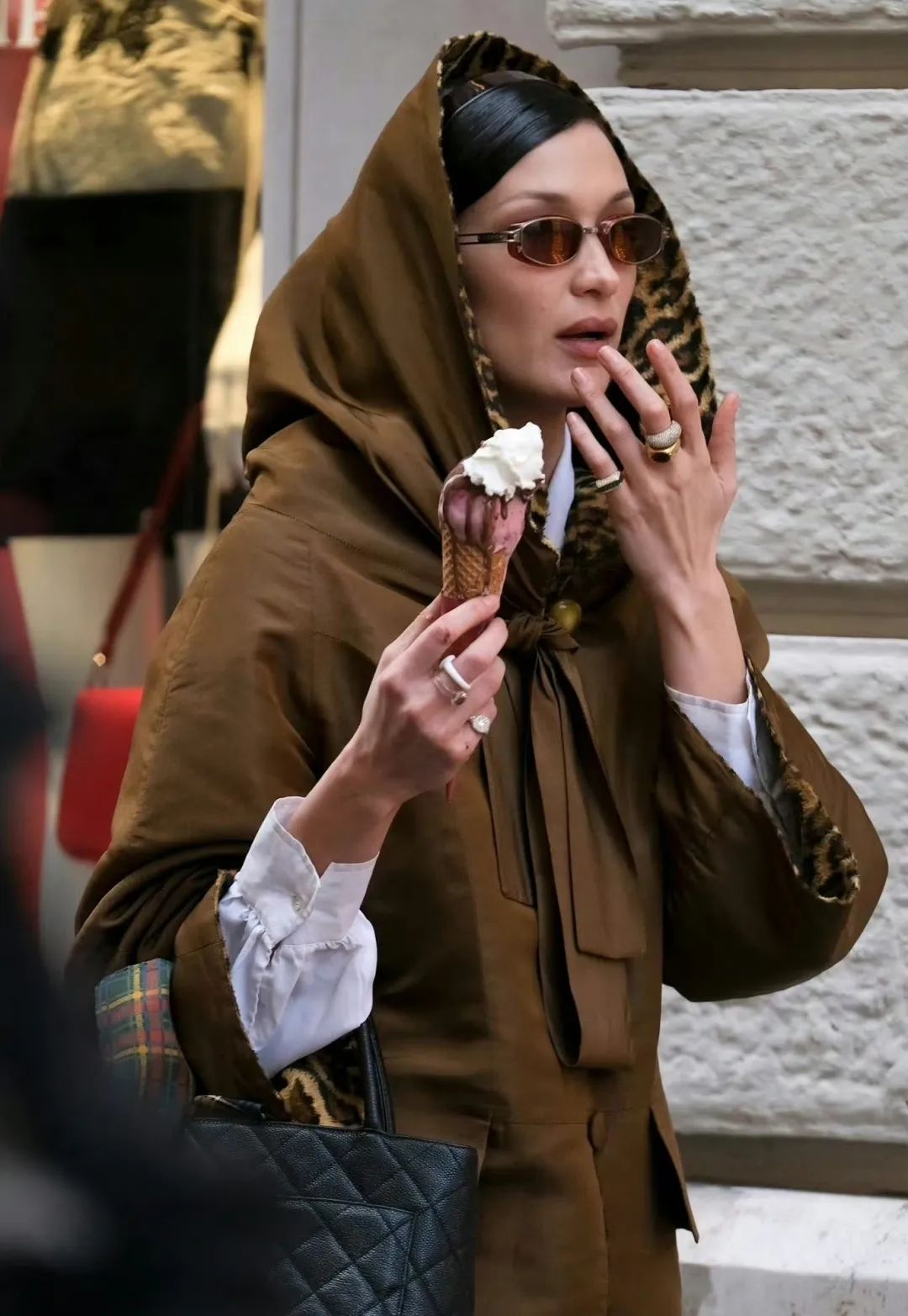窄框眼鏡的妙，長椅之神Bella Hadid知道
